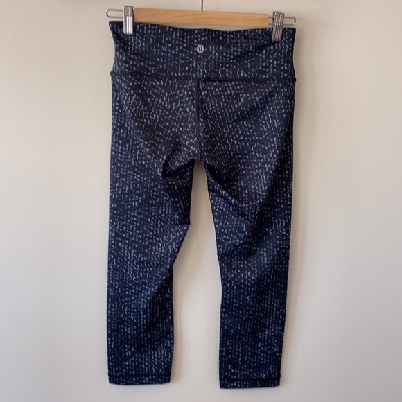 Lululemon Wunder Under Crop III - Picture 2 of 5